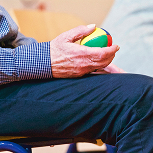 Foto Senior mit Jonglierball Bei der Ergotherapie