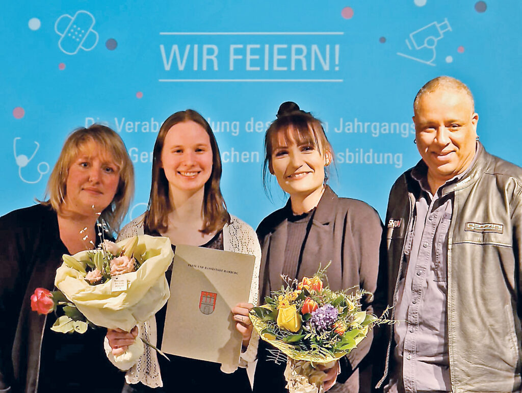 Foto zum Ausbildungsabschluss zusammen mit drei Praxisanleitern
